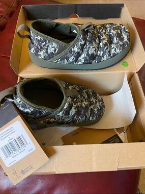 NWT The North Face Kids Olive Camo Slip-On Puffy Slippers